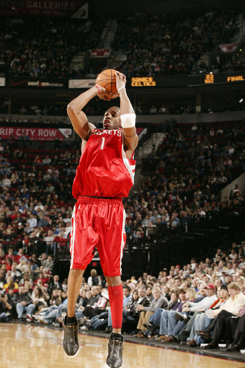 福克斯速度惊人，快速反击展现实力（福克斯疾如闪电，快攻尽显强大实力）