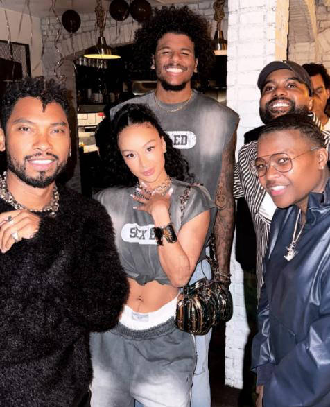 詹姆斯逆天表现再现老将统治力（詹姆斯超神发挥再度彰显老将统治力）