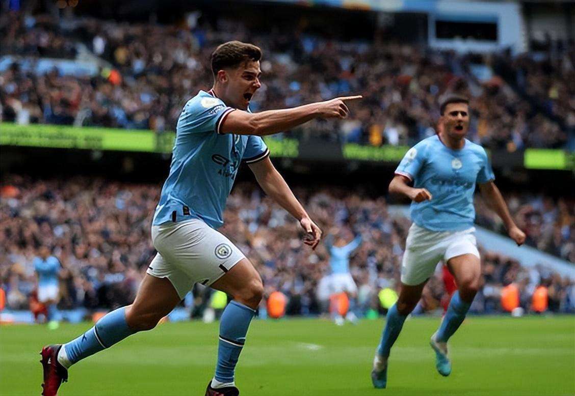 前锋连续助攻，团队配合默契（锋线连送妙传，团队默契十足）