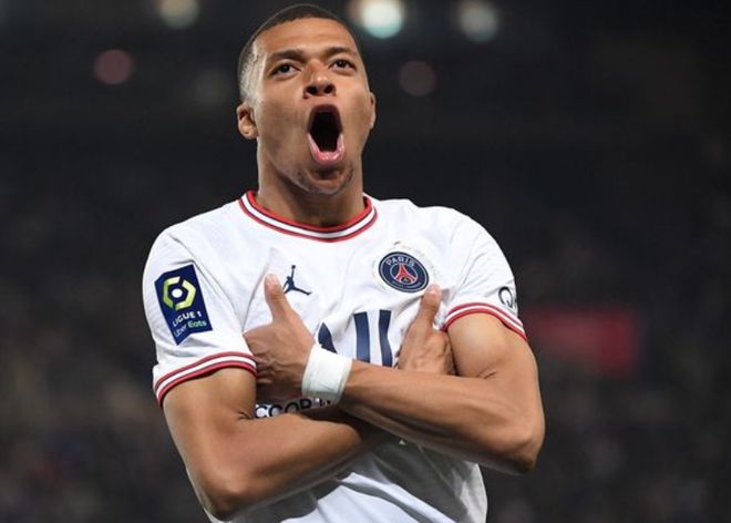 胡梅尔斯：拜仁上半场不给巴黎任何喘息机会，甚至有级别差距（胡梅尔斯：拜仁上半场全面压制巴黎，仿佛不在同一档次）