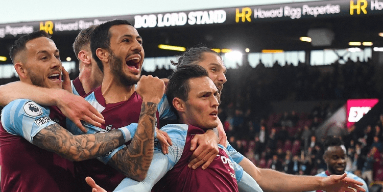 官方：阿贾克斯与18岁后防小将亚伦·鲍曼续约至2030年（阿贾克斯官宣：18岁后防新秀亚伦·鲍曼续约至2030年）