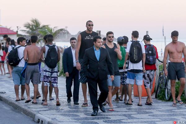 约基奇28+9+11超越篮球之神，穆雷34分超新星打铁，掘金8连斩黄蜂（约基奇28+9+11统治全场，穆雷34分超新星手感冰凉，掘金八连斩黄蜂）