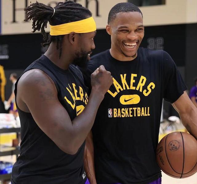 这队的高位逼抢太窒息了（这支球队的前场压迫让人喘不过气）