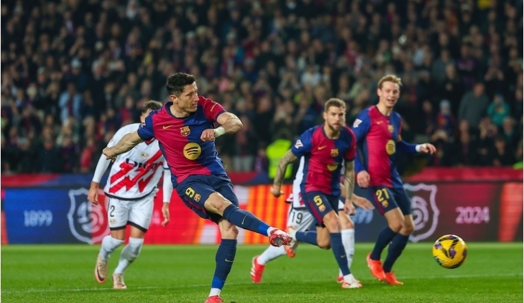 梅西再创纪录引全场欢呼（梅西再破纪录，全场沸腾）