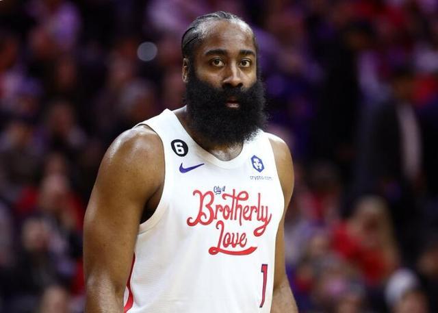 约基奇失误引发争议，掘金球员反抢展现决心（约基奇失误引热议，掘金众将反抢体现斗志）