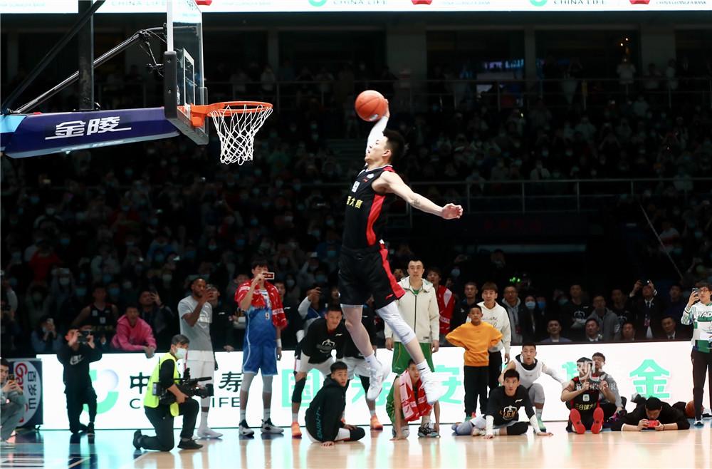 中场铁人再次踢满全场，体能状态亮眼（中场悍将再度打满90分钟，体能爆棚）