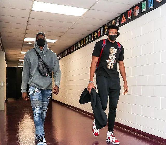 防守大师！斯玛特造杜兰特进攻犯规 阿杜无奈摊手随后又被死亡缠绕（铁血防守秀！斯玛特逼杜兰特进攻犯规，阿杜摊手无奈后再遭严防死守）