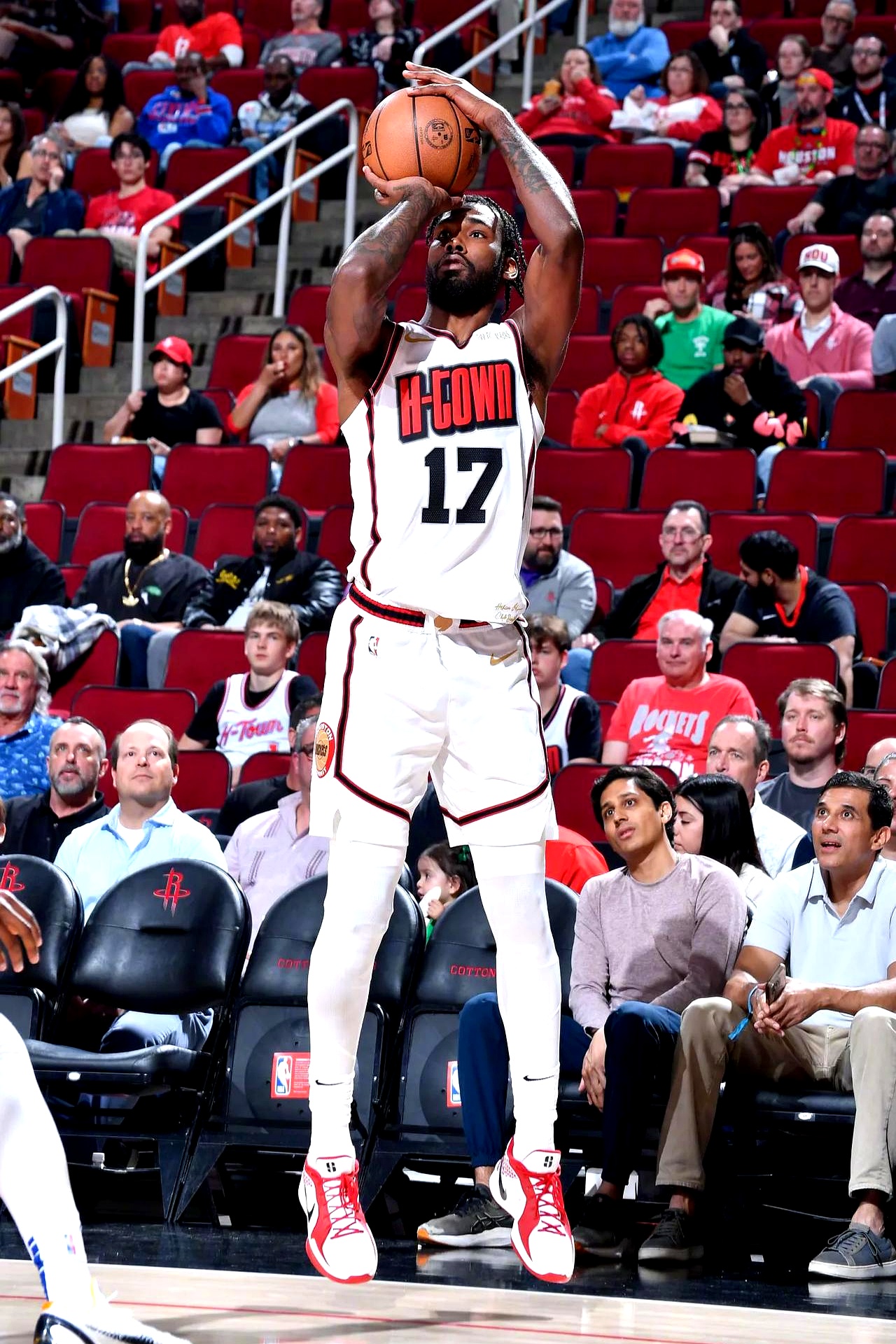 邮报整理C罗豪车收藏：有多辆布加迪，最贵的车价值850万英镑（邮报盘点C罗名车库：布加迪不止一辆，顶级车型价值850万英镑）