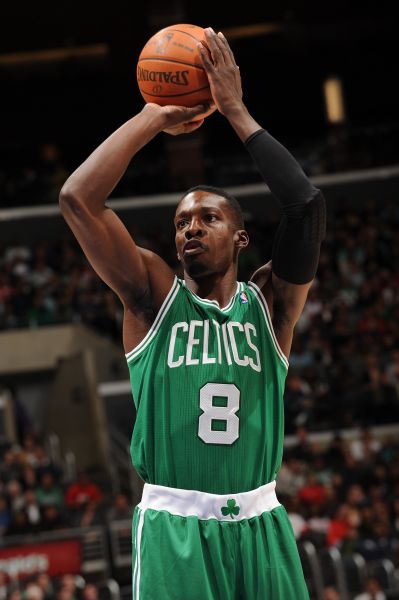 状态全无！亚历山大-沃克反击1打0空篮上丢 半场5中0颗粒无收（手感冰冷！亚历山大-沃克快攻独走空篮不进 半场5投0中一分未得）