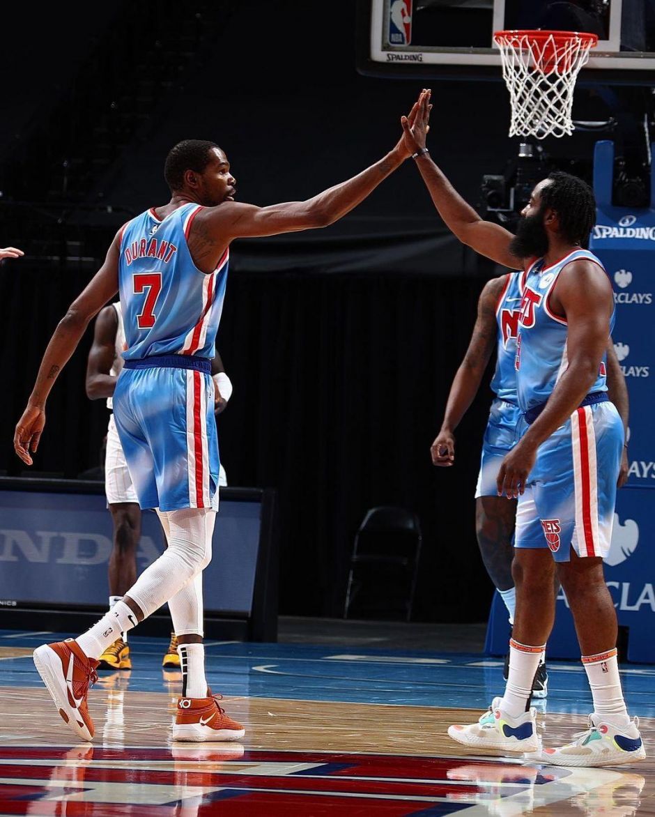 雷速体育12月7日讯 NBA常规赛继续进行，老鹰客场131-116战胜奇才。（NBA常规赛12月7日：老鹰客场131比116力克奇才）