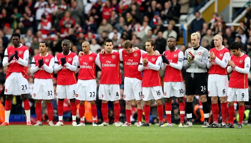 罗马诺：拜仁将与凯恩谈续约，现阶段谈论转会巴萨还为时过早（罗马诺：拜仁计划与凯恩商谈续约，目前讨论转会巴萨仍为时尚早）