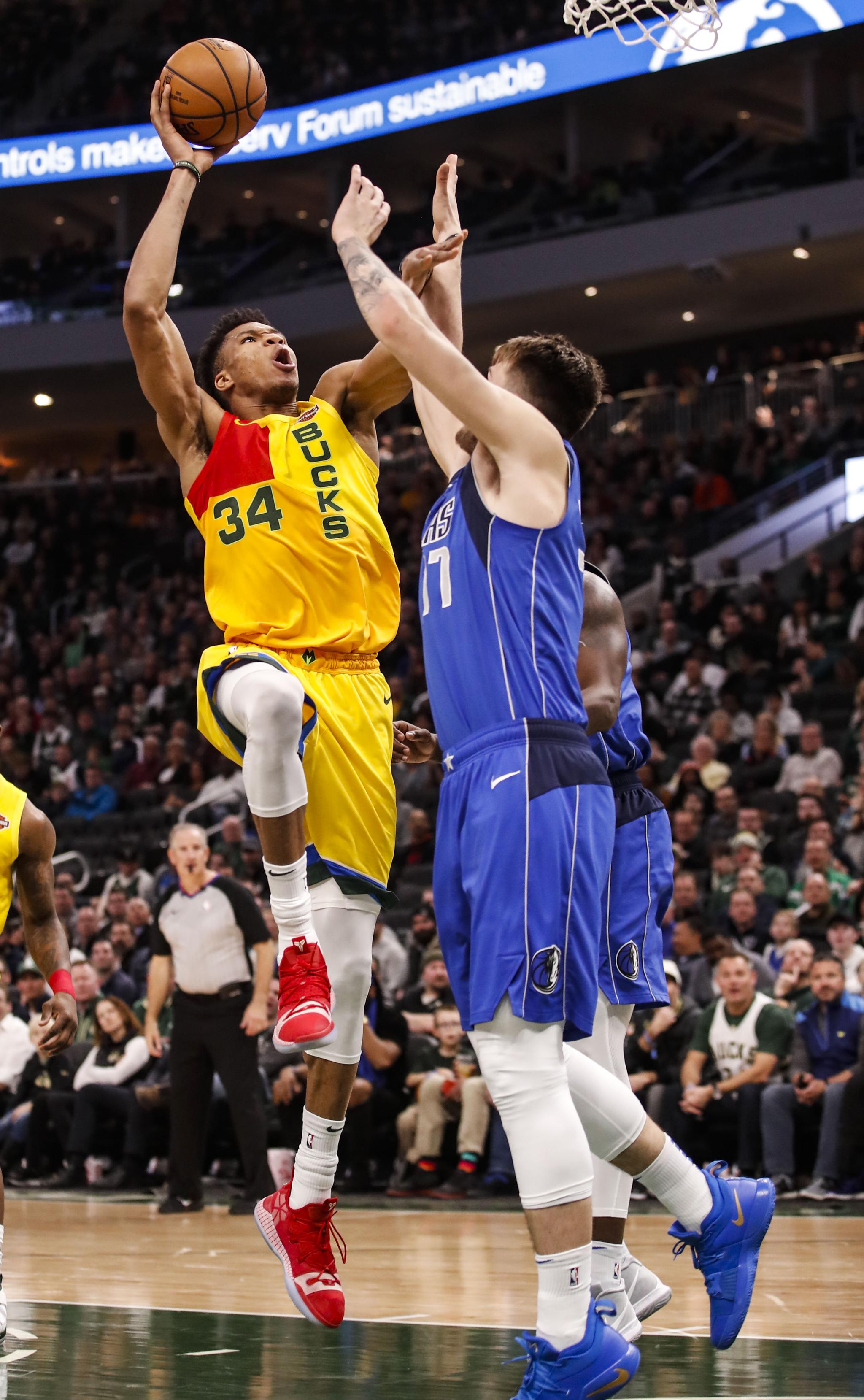 C罗前队友：不喜欢梅西就不喜欢足球！C罗能踢到100岁！（C罗旧友直言：不爱梅西就不爱足球！C罗能踢到百岁！）