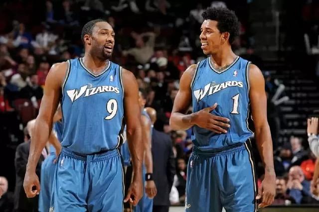 里萨谢三分穿针，老鹰回敬12-2攻击波，比分迫近战况激烈（里萨谢外线命中，老鹰掀起12-2反击潮，分差收窄战局白热化）