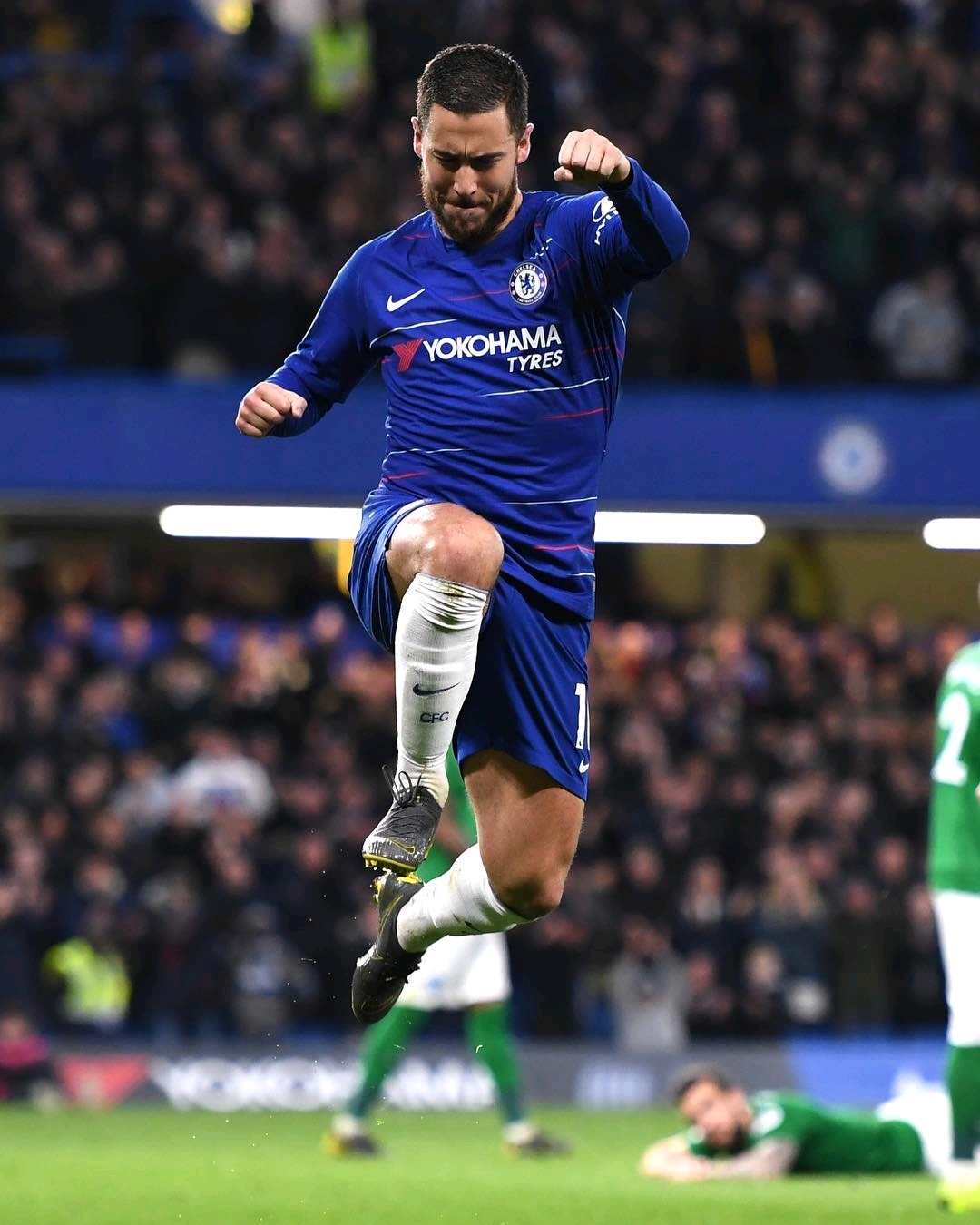 球队取胜后送亚泰降级，海牛球迷在退场时高喊“亚泰降级啦”（海牛取胜致亚泰降级，退场球迷齐声喊“亚泰降级啦”）