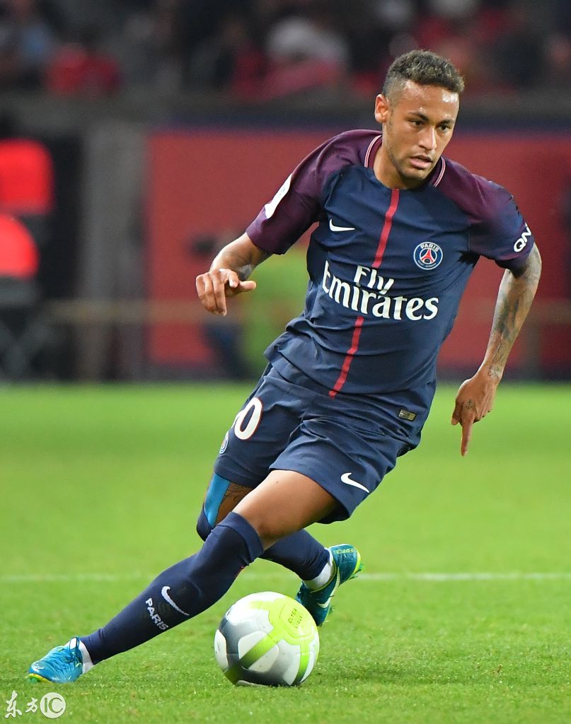 又上头了！克里斯被换下场 替补席摊手疯狂抱怨（又炸了！克里斯被换下后在替补席摊手狂抱怨）